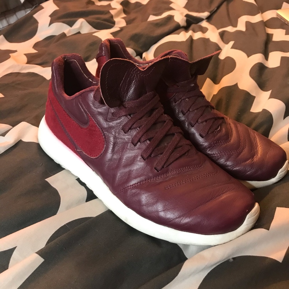 Unisex Burgundy Nike sneakers